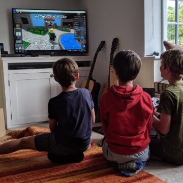 Roblox met en place des contrôles d’âge par selfie vidéo pour sa nouvelle fonction de chat pour adolescents