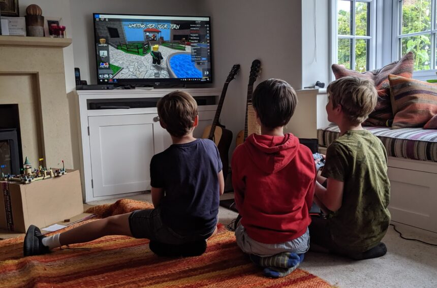 Roblox met en place des contrôles d’âge par selfie vidéo pour sa nouvelle fonction de chat pour adolescents