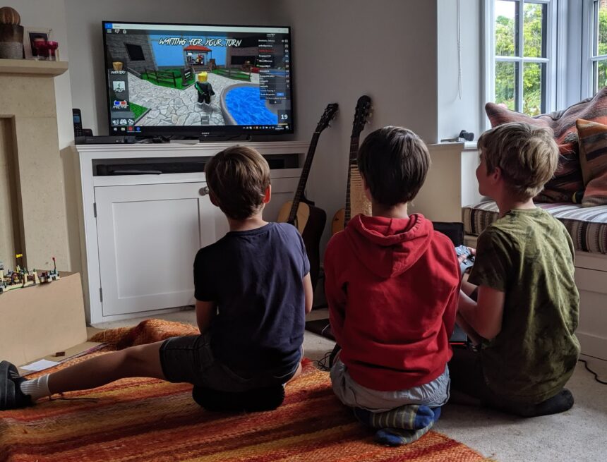 Roblox met en place des contrôles d’âge par selfie vidéo pour sa nouvelle fonction de chat pour adolescents