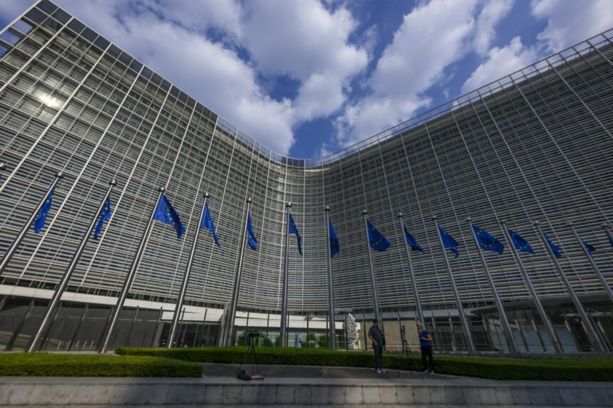 Bruxelles engage une procédure à l’encontre de l’Espagne au sujet des règles qui permettent au gouvernement d’empêcher la prise de contrôle de Sabadell par BBVA