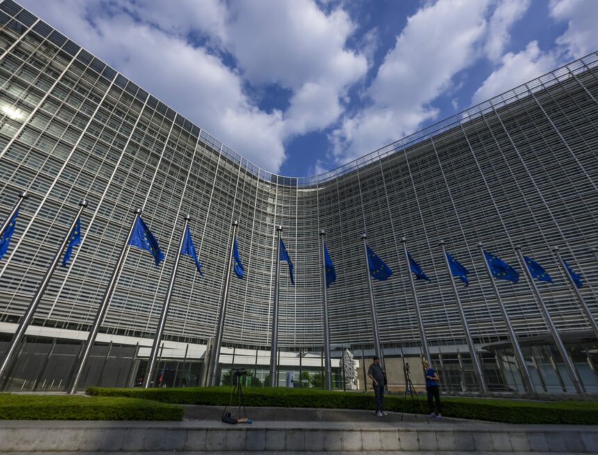 Bruxelles engage une procédure à l’encontre de l’Espagne au sujet des règles qui permettent au gouvernement d’empêcher la prise de contrôle de Sabadell par BBVA
