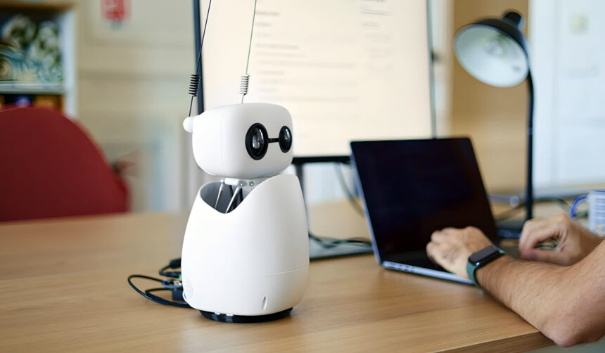 Hugging Face présente un robot de bureau open-source à 299 dollars