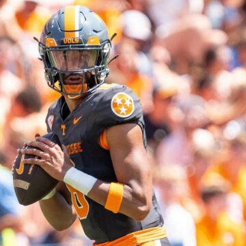 CFB Insider jette l’ombre sur Nico Iamaleava avec une revendication audacieuse sur la situation QB1 de Josh Heupel et de Josh Heupel avant 2025