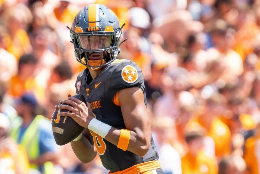 CFB Insider jette l’ombre sur Nico Iamaleava avec une revendication audacieuse sur la situation QB1 de Josh Heupel et de Josh Heupel avant 2025
