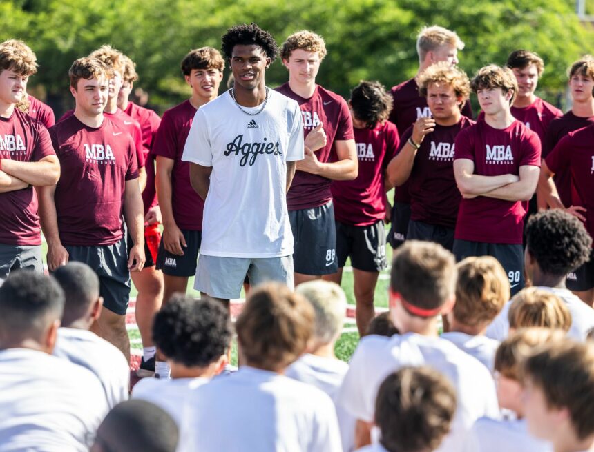 Mike Elko fournit une énorme mise à jour sur la santé de Texas A&M QB après le retrait à la Manning Academy