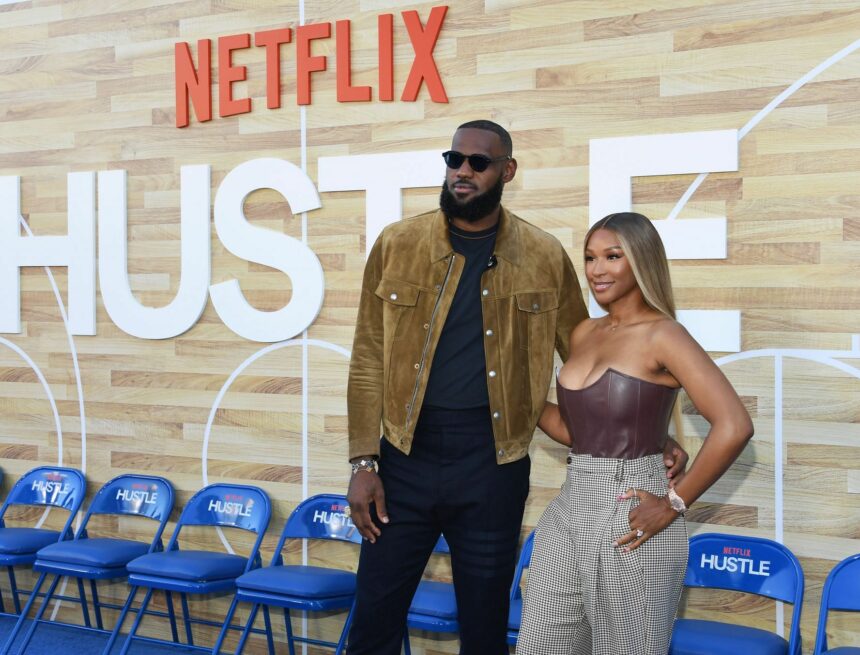 Savannah James dessine des chattes de fan sur une tenue glamour lors de la sortie avec le mari de la superstar de la NBA