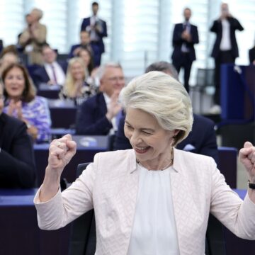 La Commission européenne survit à un vote de défiance