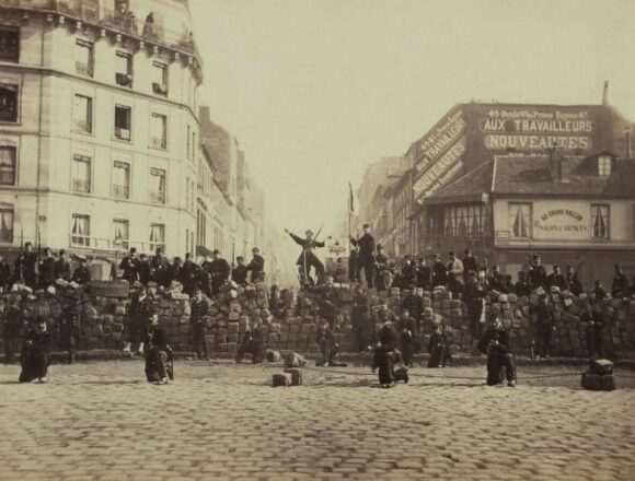 Barricade18March1871_cropped.jpg La lutte des classes est réelle | Euro