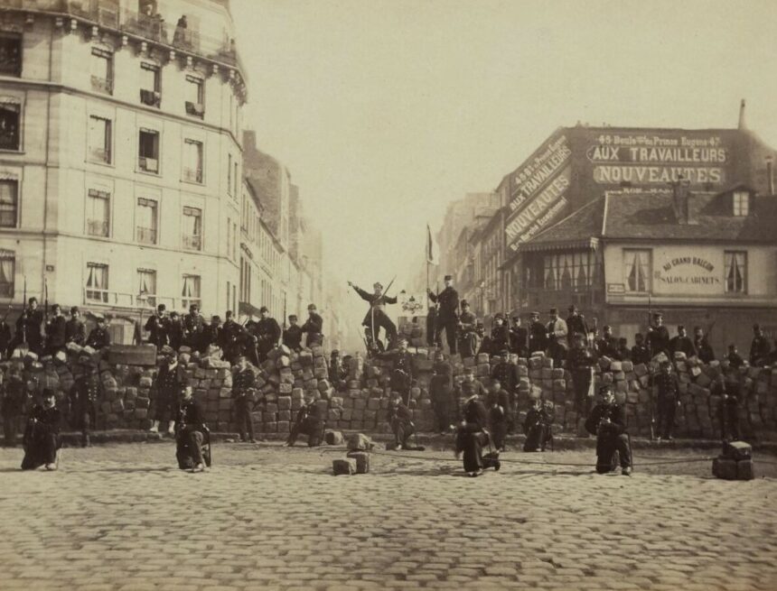 Barricade18March1871_cropped.jpg La lutte des classes est réelle | Euro