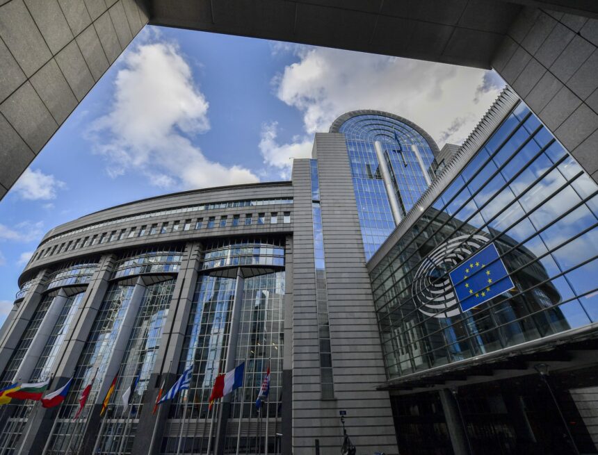 Parlamentul-European-din-Bruxelles.jpeg Le PPE, SD et RE proposent conjointement la suppression de « l’identité et la langue macédoniennes » dans le rapport Weitz.