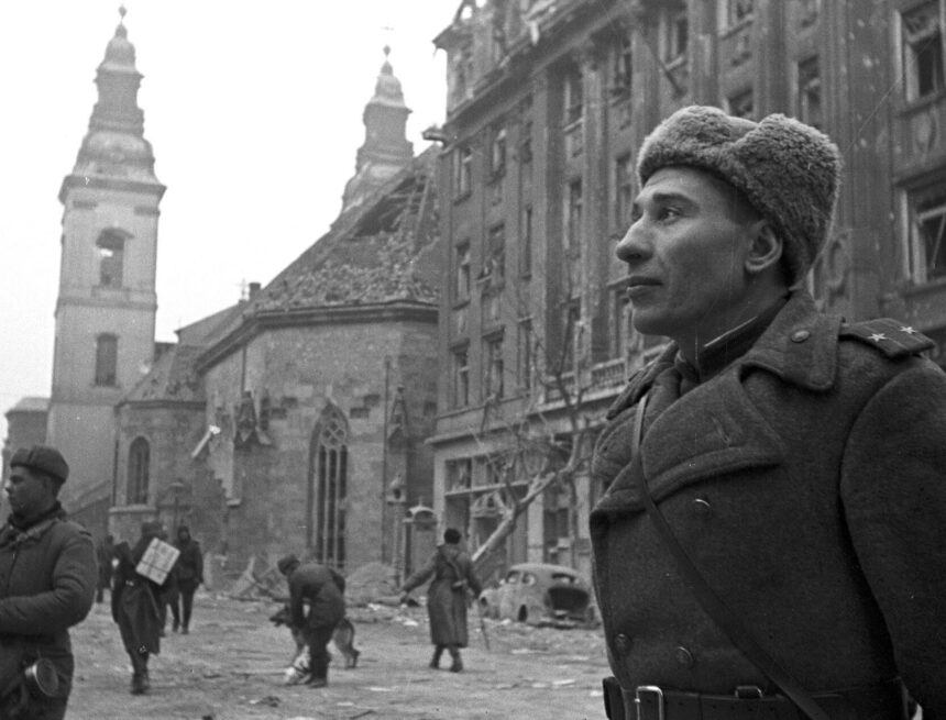 Szovjet_katonak_a_budapesti_Apponyi_teren_1945-ben-1.jpg Un affrontement de révisionnisme | Euro