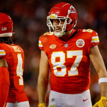Les fans de la NFL réagissent alors que Travis Kelce arrive pour le camp d’entraînement des chefs avec Rashee Rice