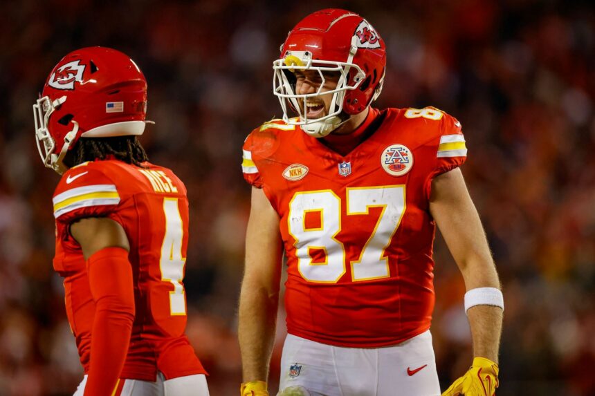 Les fans de la NFL réagissent alors que Travis Kelce arrive pour le camp d’entraînement des chefs avec Rashee Rice