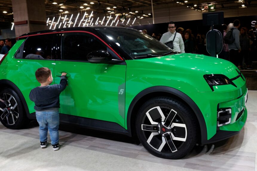 Automobile : un marché 100 % électrique d’ici 2035 est « irréalisable », selon les constructeurs