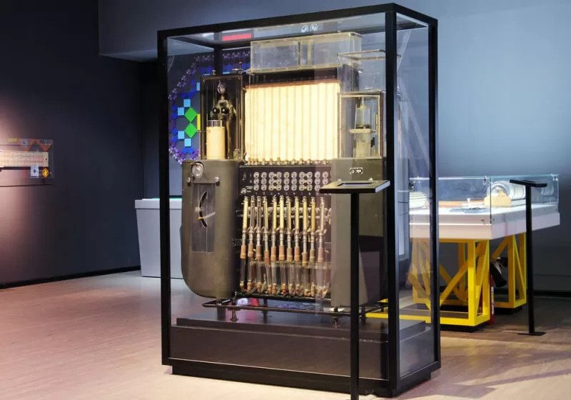 Dans les années 1930, quel pays a construit un ordinateur analogique fonctionnant à l’eau ?