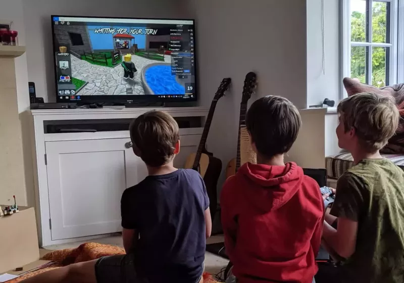 Roblox met à disposition un outil d’IA pour détecter les risques de mise en danger des enfants en ligne