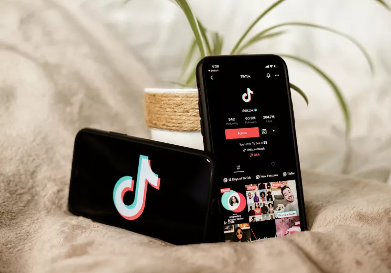 2025-08-25-ts3_thumbs-f7b.jpg TikTok licencie des centaines de modérateurs de contenu et les remplace par l’IA