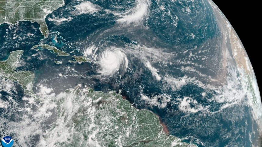 L’ouragan Erin, qui s’intensifie rapidement, devient une tempête historique grâce à son renforcement