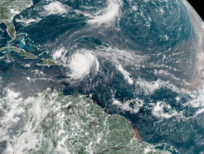 L’ouragan Erin, qui s’intensifie rapidement, devient une tempête historique grâce à son renforcement