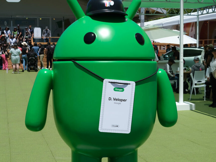 Android-statue-1152x648.jpg Google bloquera le chargement latéral d’applications Android non vérifiées à partir de l’année prochaine