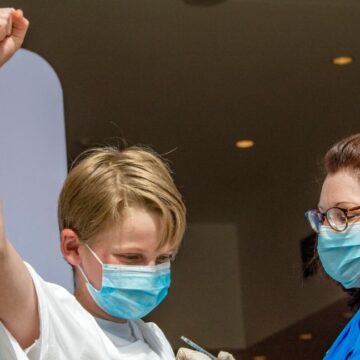 Des pédiatres de renom s’opposent à l’ingérence anti-vaccinale de RFK Jr. dans les directives relatives à la piqûre COVID