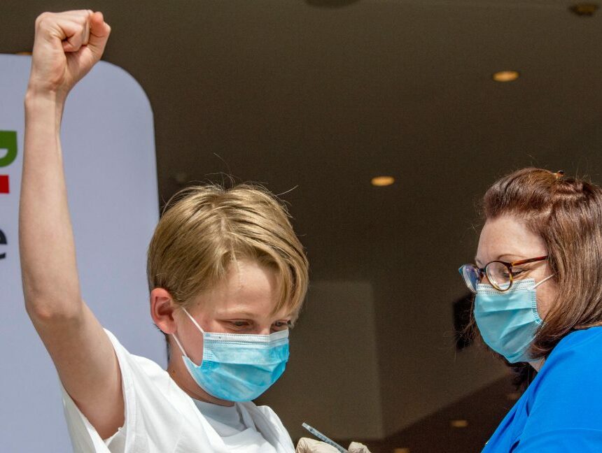 Des pédiatres de renom s’opposent à l’ingérence anti-vaccinale de RFK Jr. dans les directives relatives à la piqûre COVID