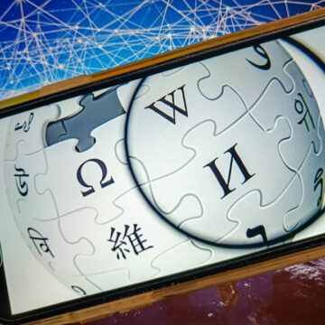 Un bénévole dévoué dénonce « la plus grande opération d’autopromotion de l’histoire de Wikipédia ».