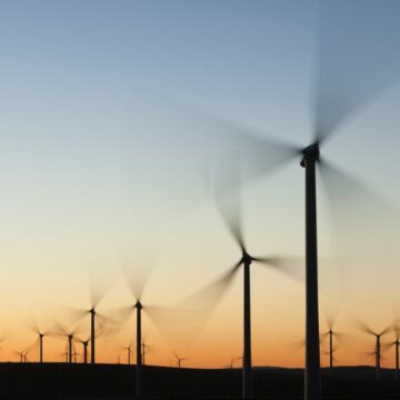 Pourquoi les parcs éoliens suscitent-ils tant de désinformation et de théories du complot ?