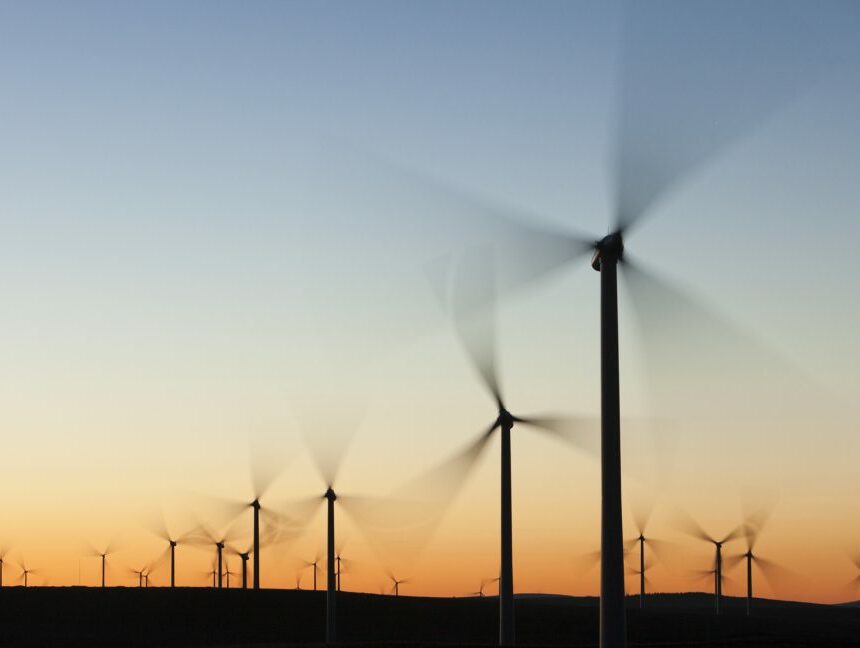 GettyImages-520301232-1152x648.jpg Pourquoi les parcs éoliens suscitent-ils tant de désinformation et de théories du complot ?