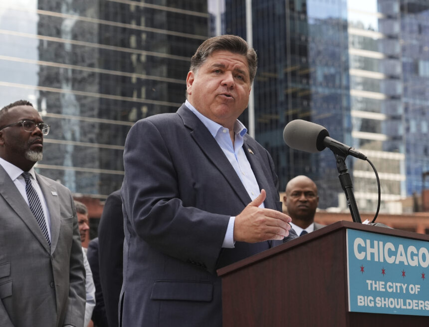 ap25237760743960.jpg Chicago n’a pas besoin ou ne veut pas de troupes fédérales, selon le gouverneur Pritzker