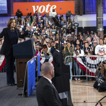 kamala-harris-rally-11718.jpg Trump révoque les protections de sécurité de Harris après la prolongation accordée par Biden