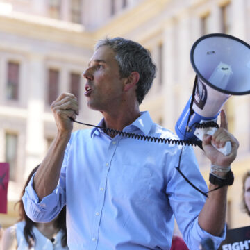 M. Paxton demande au juge du Texas d’emprisonner Beto O’Rourke en raison de la collecte de fonds liée à la lutte pour le redécoupage électoral.