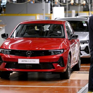 « Ne reculez pas » sur les voitures 100% électriques d’ici 2035 : 150 entreprises lancent un appel à Bruxelles