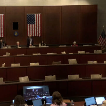Une commission parlementaire observe une minute de silence en l’honneur de Charlie Kirk