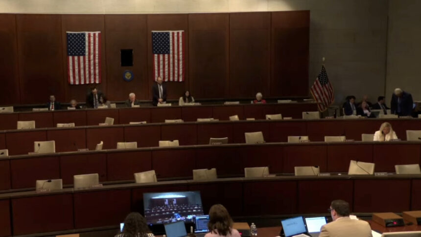 Une commission parlementaire observe une minute de silence en l’honneur de Charlie Kirk