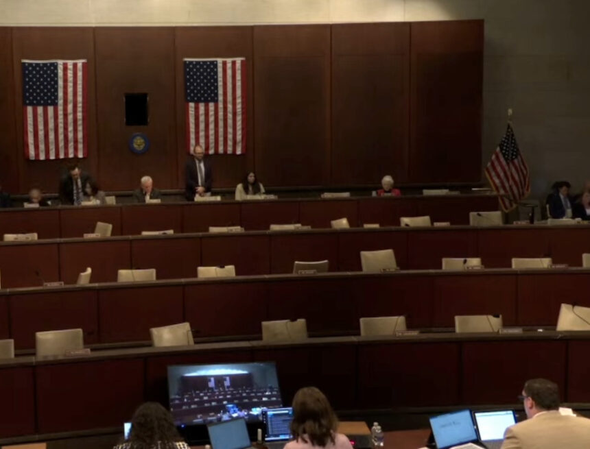 1757599935_image.jpg Une commission parlementaire observe une minute de silence en l’honneur de Charlie Kirk