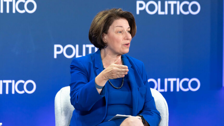 Mme Klobuchar qualifie l’article 230 de « problème pour notre démocratie » ;