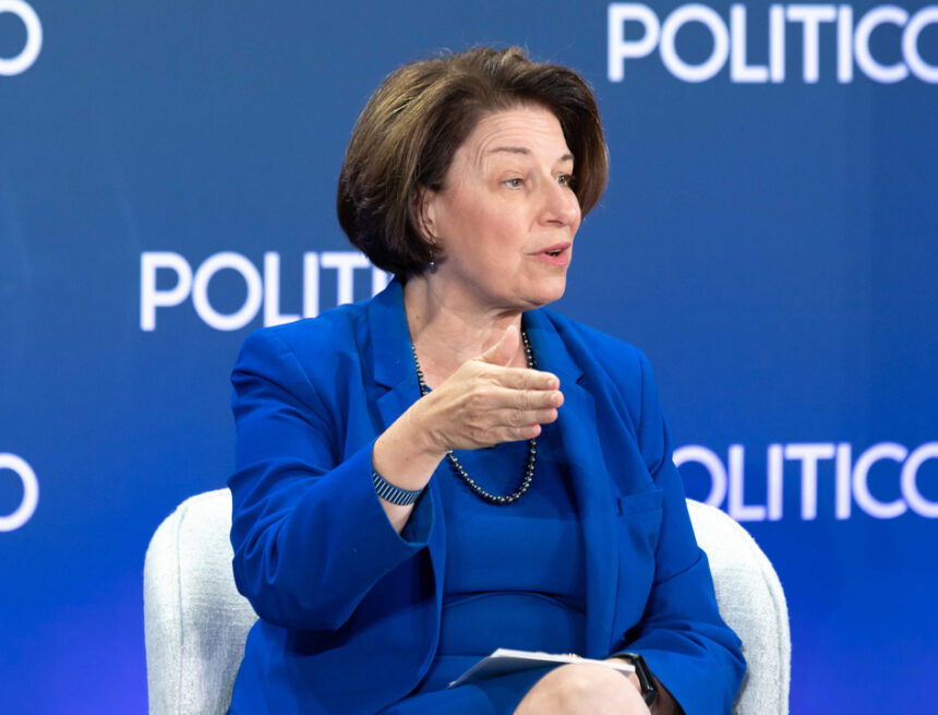 Mme Klobuchar qualifie l’article 230 de « problème pour notre démocratie » ;
