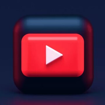 YouTube rétablit les créateurs bannis pour des allégations concernant Covid-19 et les élections, et accuse l’administration Biden d’être à l’origine de la répression.