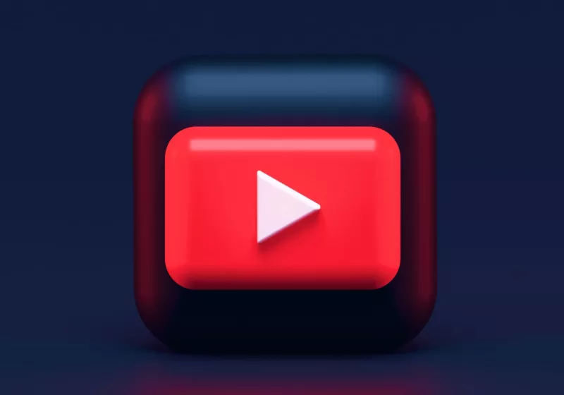 YouTube rétablit les créateurs bannis pour des allégations concernant Covid-19 et les élections, et accuse l’administration Biden d’être à l’origine de la répression.