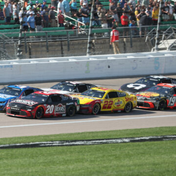 3 chevaux noirs pour la course éliminatoire de la Coupe NASCAR au Kansas
