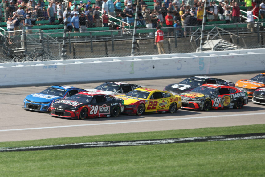 3 chevaux noirs pour la course éliminatoire de la Coupe NASCAR au Kansas