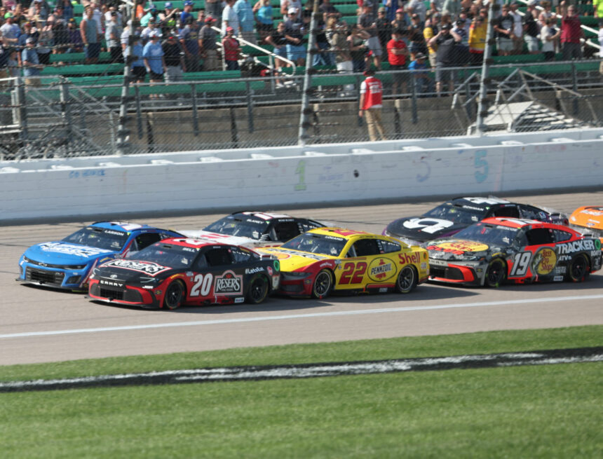 3 chevaux noirs pour la course éliminatoire de la Coupe NASCAR au Kansas