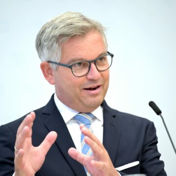 Le responsable de l’immigration de l’UE : nous décidons qui peut venir en Europe – et qui ne le peut pas