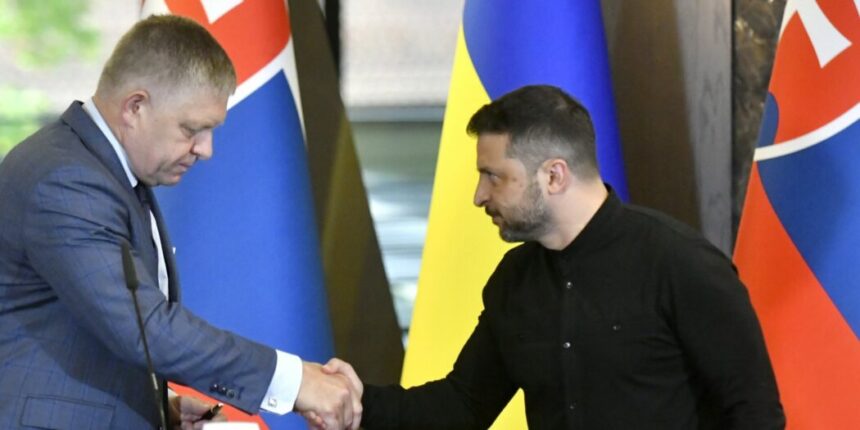 Fico-Zelenskyj.jpg Zelensky : La Slovaquie devrait adhérer au nouveau système de sécurité, a fait l’éloge du soutien à l’adhésion à l’UE