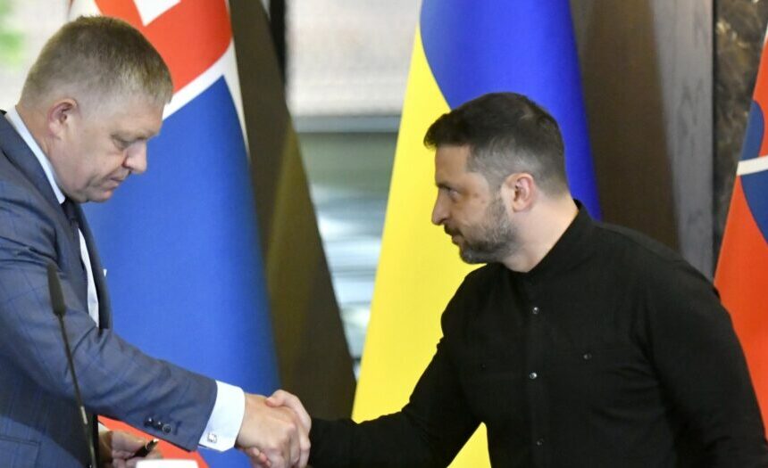 Fico-Zelenskyj.jpg Zelensky : La Slovaquie devrait adhérer au nouveau système de sécurité, a fait l’éloge du soutien à l’adhésion à l’UE