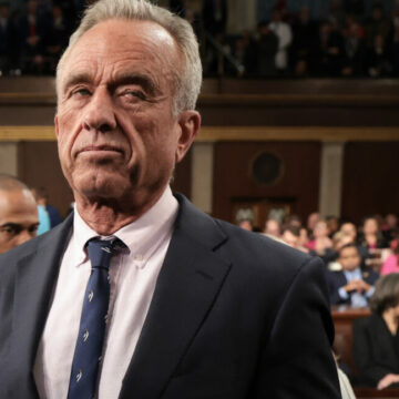 Le CDC de RFK Jr. pourrait limiter les injections de COVID aux personnes de 75 ans et plus, sous prétexte qu’elles ont tué des enfants