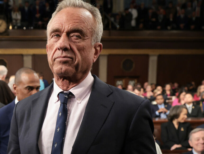 Le CDC de RFK Jr. pourrait limiter les injections de COVID aux personnes de 75 ans et plus, sous prétexte qu’elles ont tué des enfants