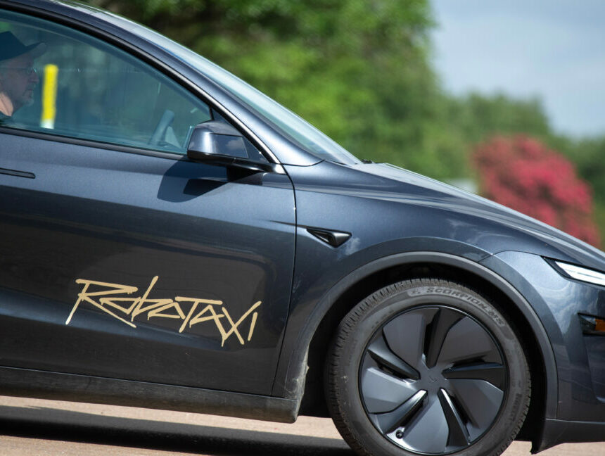 Trois accidents le premier jour ? Test du robotaxi de Tesla à Austin.
