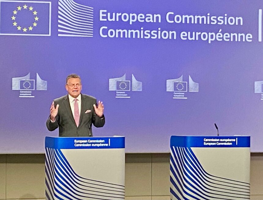 Sefcovic-EK-media-room.jpg Šefčovič a expliqué à Hanoi que les nouveaux droits de douane américains sur les produits pharmaceutiques n’affecteront pas l’UE.